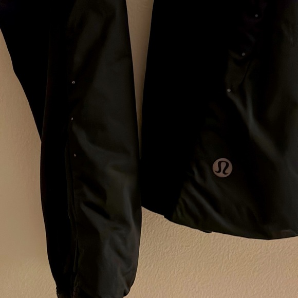 Lululemon Run for Cold Jacket BLACK Sz 4 Primaloft, Reflective, Thumbholes - Picture 11 of 16